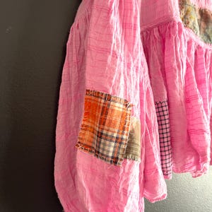 Med Free People Pink Gauze Patched and Cropped Top-Upcycled! afbeelding 6