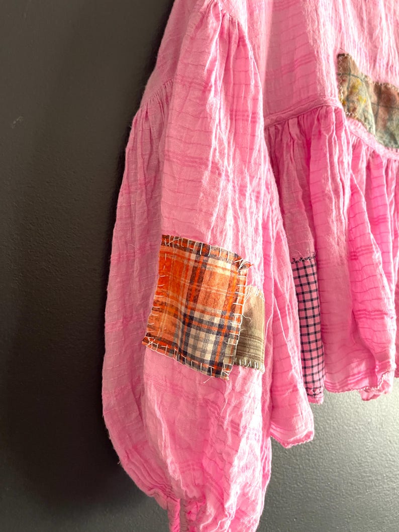 Med Free People Pink Gauze Patched and Cropped Top-Upcycled! afbeelding 6