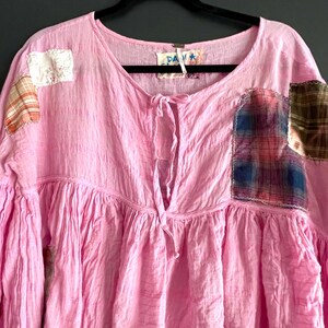 Med Free People Pink Gauze Patched and Cropped Top-Upcycled! afbeelding 2
