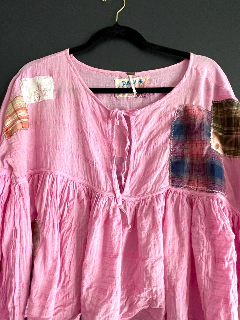 Med Free People Pink Gauze Patched and Cropped Top-Upcycled! afbeelding 2