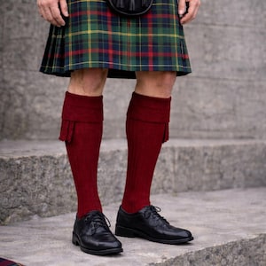 Rödvinsfärgade kiltstrumpor, traditionella skotska knähöga strumpor, ullblandade höglandsstrumpor i klänning