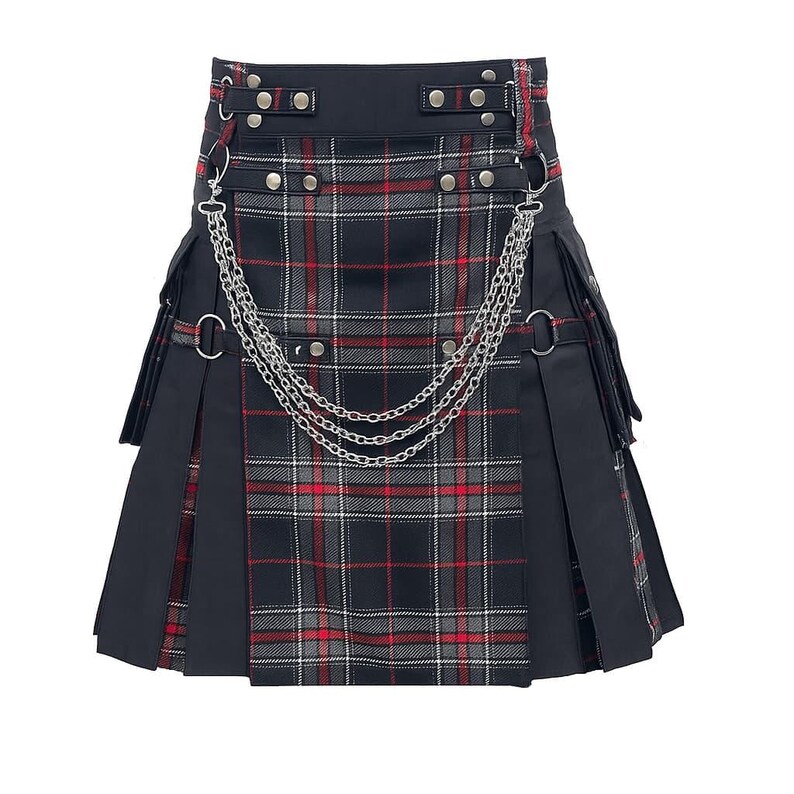 Może przedstawiać: Czarno-czerwona krata kilt z srebrnymi łańcuszkami. Kilt posiada plisowania, kieszenie i srebrne guziki. Kilt ma czarny pas i boczne panele. Kilt to stylowy element garderoby.