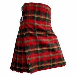 Op de afbeelding: Een traditionele Schotse kilt in een rood, groen en goud geruit patroon. De kilt heeft plooien en verstelbare leren riemen met zilveren gespen. De stof heeft een textuur.