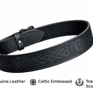 Puede incluir: Cintur&oacute;n de cuero negro con dise&ntilde;o celta en relieve y emblemas tradicionales escoceses de cardos. El cintur&oacute;n tiene un cierre de hebilla y est&aacute; hecho de cuero genuino. La imagen tambi&eacute;n incluye el texto "Genuine Leather", "Celtic Embossed" y "Traditional Scottish".