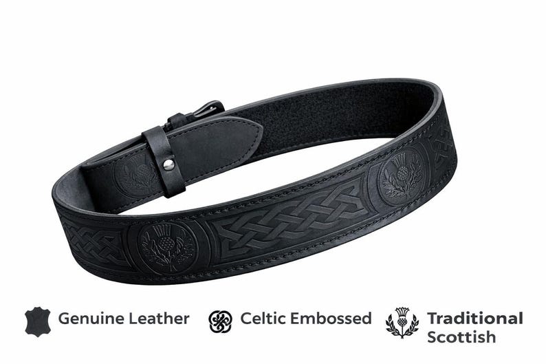 Puede incluir: Cintur&oacute;n de cuero negro con dise&ntilde;o celta en relieve y emblemas tradicionales escoceses de cardos. El cintur&oacute;n tiene un cierre de hebilla y est&aacute; hecho de cuero genuino. La imagen tambi&eacute;n incluye el texto "Genuine Leather", "Celtic Embossed" y "Traditional Scottish".