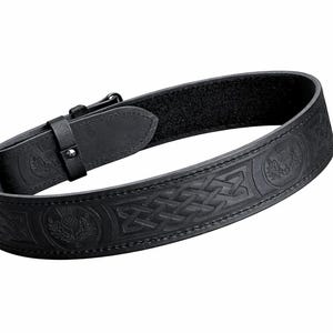 Puede incluir: Cintur&oacute;n de cuero negro con dise&ntilde;os en relieve de nudos celtas y cardos. El cintur&oacute;n tiene un cierre de hebilla y una secci&oacute;n forrada con velcro para ajustar. Un accesorio elegante.