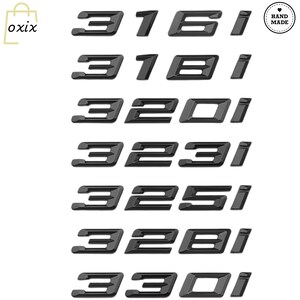 Puede incluir: Un conjunto de emblemas negros para automóviles, incluyendo "316i", "318i", "320i", "323i", "325i", "328i" y "330i". Los emblemas están en una fuente sans-serif y tienen un acabado brillante. También se incluye una pegatina "Hand Made".