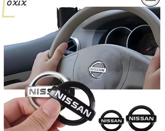 Emblemat z logo Nissan na kierownicy – zamiennik w wykończeniu chromowanym