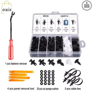 Puede incluir: Un kit de reparación de automóviles con una variedad de sujetadores, herramientas de extracción de paneles y bridas para cables. El kit incluye un extractor de sujetadores con mango rojo, un organizador de plástico transparente con clips negros y blancos y herramientas de panel naranjas.