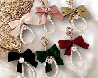 Elegant bow pendant with high-quality pearls and sparkling charm | Pendant for bags, keys, AirPods | Perfect as a gift