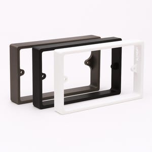 Może przedstawiać: Trzy prostokątne ramy w kolorze brązowym, czarnym i białym. Biała rama ma nadruk "ALCHEMY" z boku. Każda rama ma otwory montażowe z tyłu.