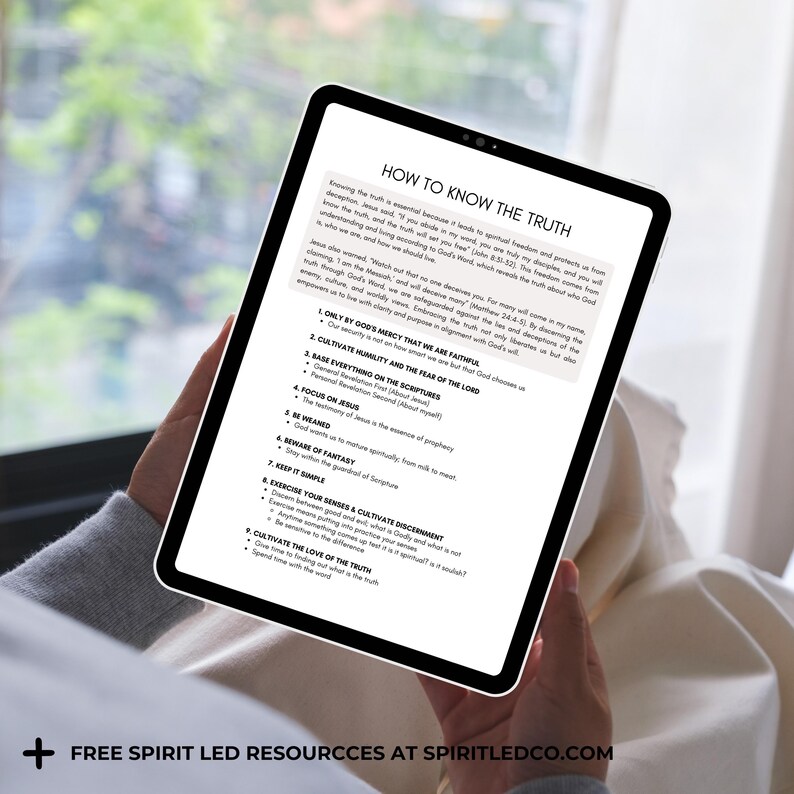 Puede incluir: Una tableta digital que muestra el texto "HOW TO KNOW THE TRUTH" y una lista de puntos. La tableta est&aacute; en manos de una persona. La parte inferior de la pantalla tiene el texto "FREE SPIRIT LED RESOURCCES AT SPIRITLEDCO.COM".