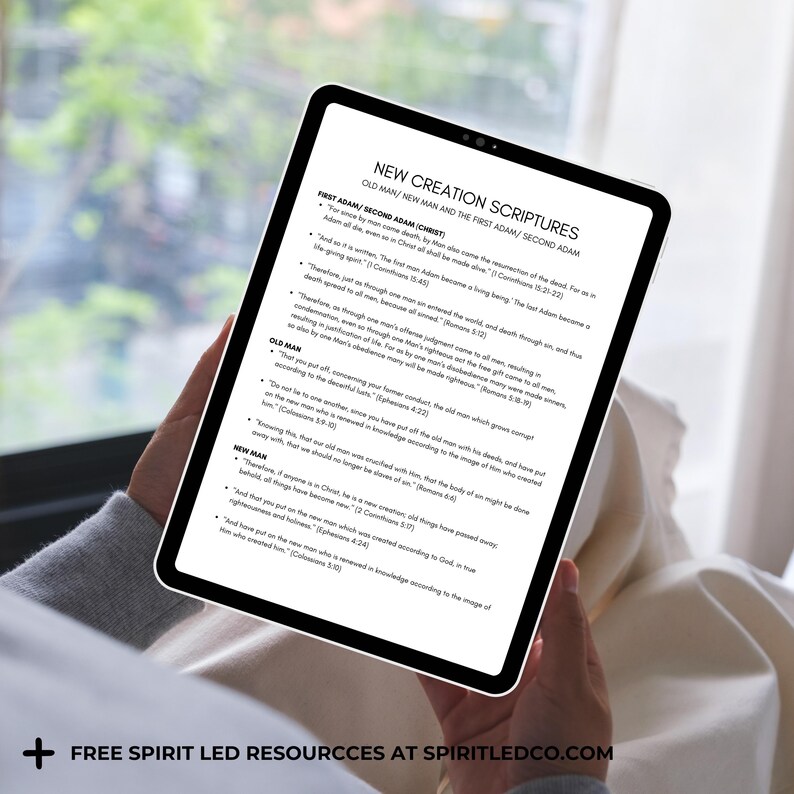 Pode incluir: Um tablet exibindo "NOVAS ESCRITURAS DA CRIA&Ccedil;&Atilde;O" com texto sobre o Homem Velho, o Homem Novo e o Primeiro/Segundo Ad&atilde;o. O tablet &eacute; segurado por uma pessoa. A parte inferior da imagem inclui o texto "FREE SPIRIT LED RESOURCCES AT SPIRITLEDCO.COM".