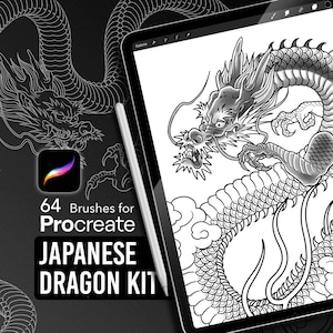 以下が含まれることがあります： タブレット画面に描かれた日本のドラゴンのデジタルイラスト。スタイラスペン付き。画像はProcreateブラシキットの一部で、「64 Brushes for Procreate JAPANESE DRAGON KIT」というテキストが表示されています。背景にはドラゴンのアウトラインがあります。