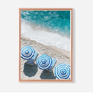 Arte mural con sombrilla de playa, impresión digital de verano costero, decoración mediterránea, póster de océano azul, descarga digital