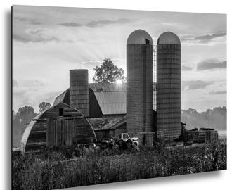 Rustikale Schwarz-Weiß-Scheunenwand in ländlicher Umgebung – Rustikaler, nebliger Mittelwesten-Fotografiedruck