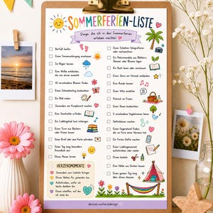Könnte beinhalten: Ein Klemmbrett mit einem weißen Blatt Papier, das mit SOMMERFERIEN-LISTE betitelt ist. Es enthält bunte Illustrationen und eine Checkliste mit Aktivitäten auf Deutsch, wie im Regen tanzen, lesen oder eine Höhle aus Decken bauen.