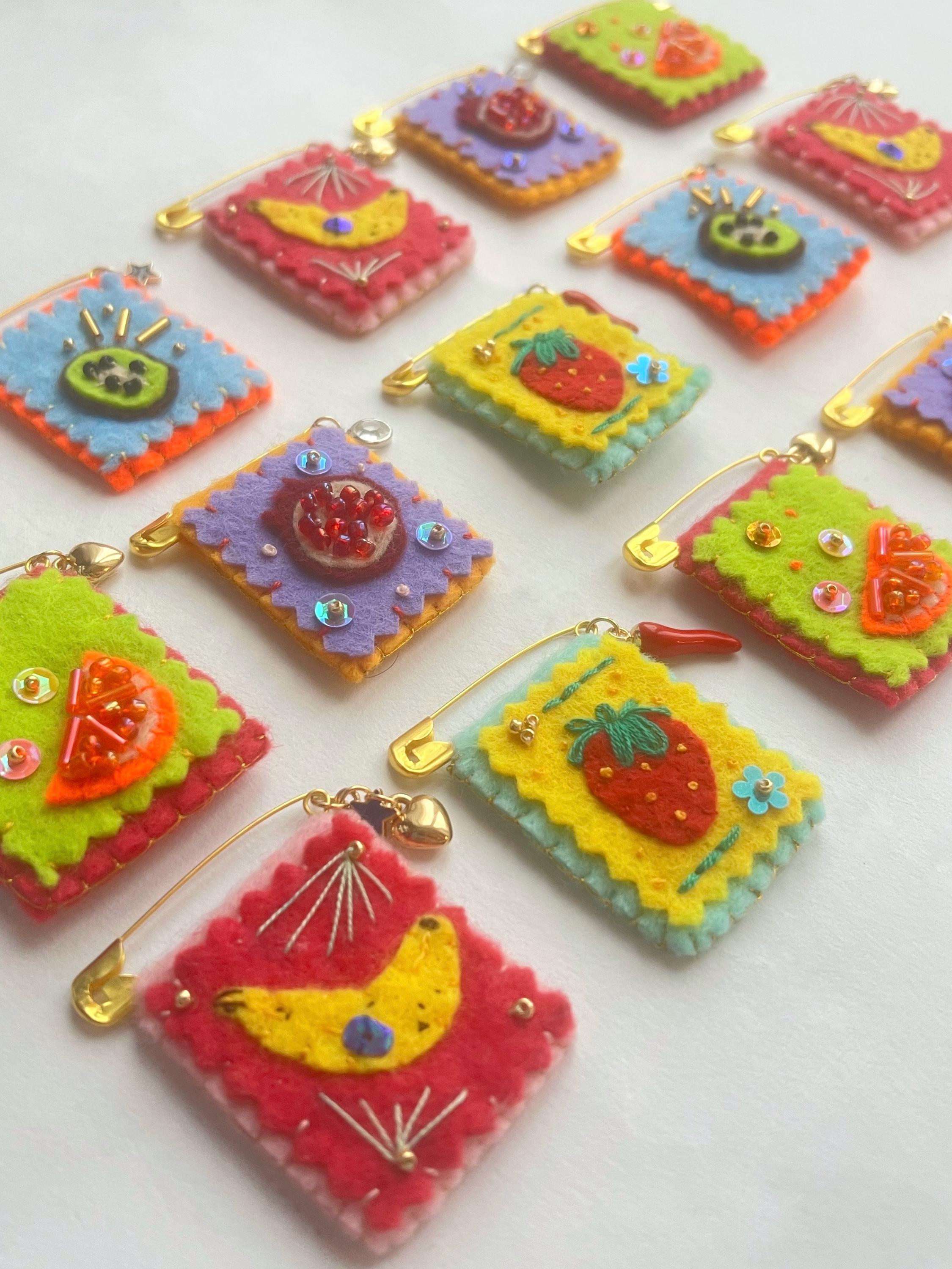 手作りフェルトバッジ - Etsy 日本