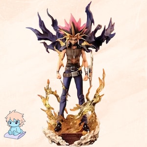 Könnte beinhalten: Detaillierte Figur einer Figur mit stacheligen pinken und gelben Haaren, die ein dunkles Outfit und einen Umhang trägt. Die Figur steht auf einem Sockel mit goldenen Flammen und einer wolkenartigen Struktur. Die Figur hält einen Schild.