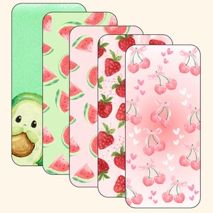 Puede incluir: Cinco diseños diferentes de fundas para teléfonos. La primera funda tiene un fondo verde con un aguacate de dibujos animados. La segunda funda tiene un fondo verde con un patrón de sandía. La tercera funda tiene un fondo rosa con un patrón de sandía. La cuarta funda tiene un fondo rosa con un patrón de fresas. La quinta funda tiene un fondo rosa con un patrón de cerezas.