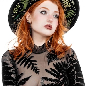 Herbal Witch Hat – Black Wool Fedora with Botanical Fern Embroidery, Pagan Forest Hat, Gothic Witchcraft Wide Brim Hat for Witches
