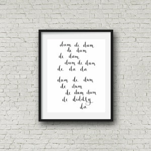 Puede incluir: Impresión enmarcada en blanco y negro con el texto "dum de dum de dum dum de dum de da da dum de dum de dum dum de diddly da" escrito en cursiva.