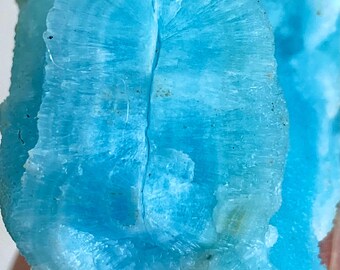 ブルーアラゴナイト結晶、アフガニスタン産のユニークな鉱物標本