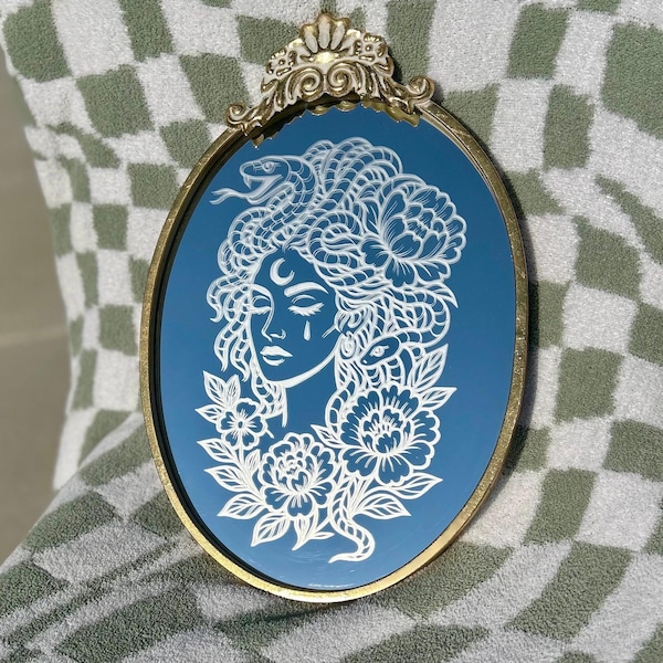 El poder de Medusa: espejo grabado a mano con marco dorado ornamentado / Arte mural de la diosa serpiente, decoración gótica femenina, espejo de la mitología griega