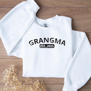 Personalized Grandma 2025, Sweatshirt with Names on the Sleeve ,Mother&#39;s Day Gift,Grandma Sweatshirt with Grandchildren&#39;s Names,