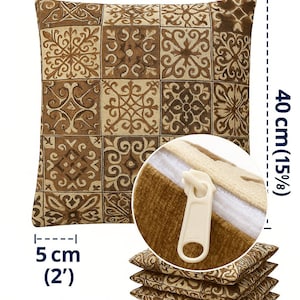 Può includere: Cuscino quadrato decorativo con un motivo geometrico marrone e beige. Il cuscino misura 40 cm (15¾ pollici) quadrati e 5 cm (2 pollici) di spessore. Dotato di cerniera per rimuovere il cuscino.