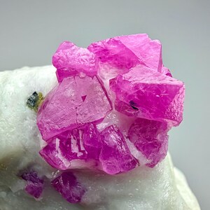 Cristal de rubí de lujo de 169 quilates en matriz procedente de Jagedalak, Afganistán.