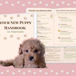 Może przedstawiać: Brązowe i białe szczenię siedzi przed książką zatytułowaną "Your New Puppy Handbook: Care, Training & Essentials". Okładka książki zawiera odciski łap i jest otwarta na stronie z nagłówkiem "Przygotowanie domu dla szczeniaka".