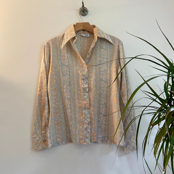 Vintage 70s College Town Floral oxford shirt blouse // size Medium Large // retro granny chic (HT2436)