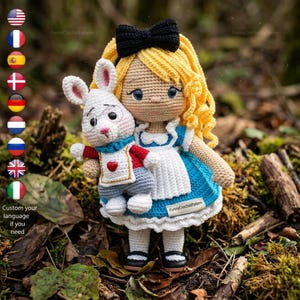 Può includere: Bambola all'uncinetto di Alice nel Paese delle Meraviglie, con capelli biondi e un fiocco nero. Tiene in mano un coniglio bianco con occhiali e gilet. Le bambole sono ambientate su uno sfondo naturale e muschioso.