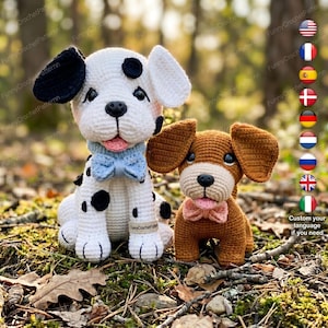 Könnte beinhalten: Zwei gehäkelte Hundefiguren. Einer ist weiß mit schwarzen Flecken und einer blauen Fliege. Der andere ist braun mit einer rosa Fliege. Beide haben die Zunge draußen. Der Hintergrund ist eine verschwommene Waldszene.