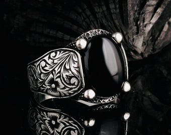 925 Sterling Silver Men’s Ring with Onyx Stone and Carved Motifs