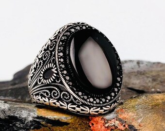 925 Sterling Silver Men’s Ring with Onyx Stone and King Chain Motif