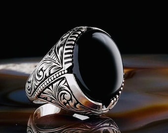 925 Sterling Silver Men’s Ring with Onyx Stone and Carved Pattern