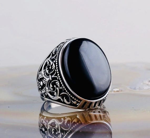 925 Sterling Silver Men’s Oval Ring with Onyx Stone and Patterned Design