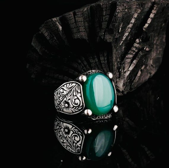 925 Sterling Silver Men’s Ring with Green Agate Stone – Hand Engraved Design