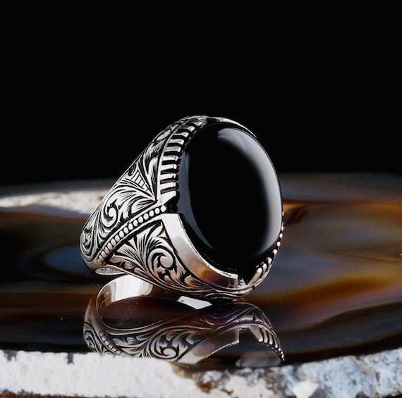 925 Sterling Silver Men’s Ring with Onyx Stone and Carved Pattern