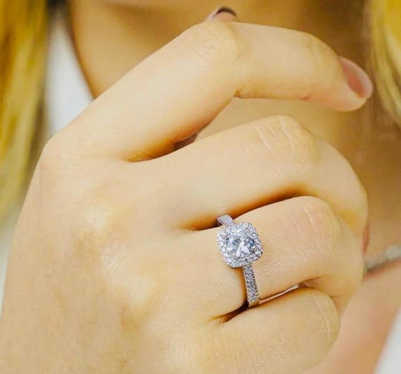 925 Sterling Silver Solitaire Ring with Side Stones – Zircon – 4.5g – Rhodium Plated