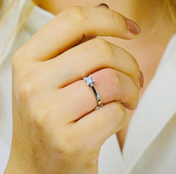 925 Sterling Silver Solitaire Ring – Diamond Mount Design – 1.95 g