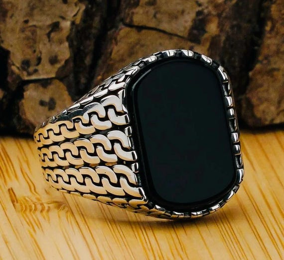 925 Sterling Silver Men’s Ring with Black Onyx and Chain Motif – 10.5 g