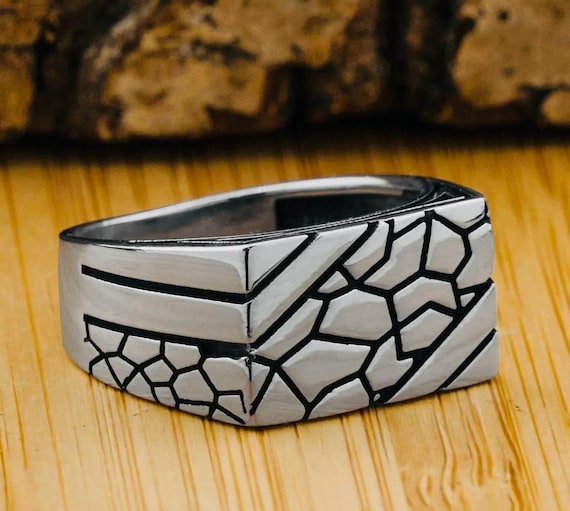 925 Sterling Silver Men’s Ring with Stone Pattern Design – 6.8 g