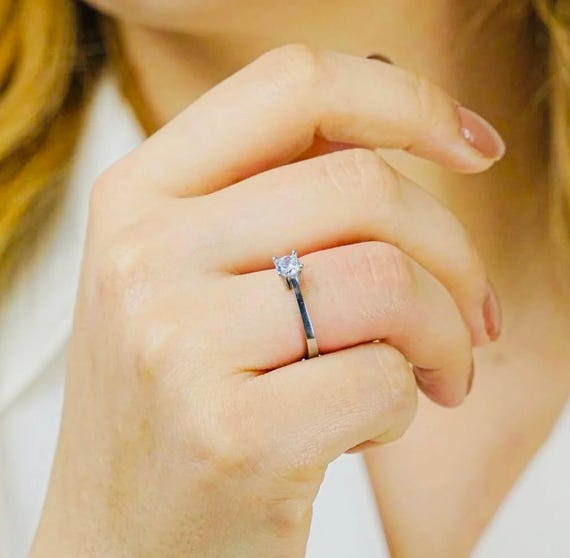 925 Sterling Silver Heart Detail Solitaire Ring – 1.85g