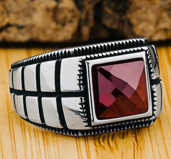 925 Sterling Silver Men’s Ring with Red Zircon and Striped Design