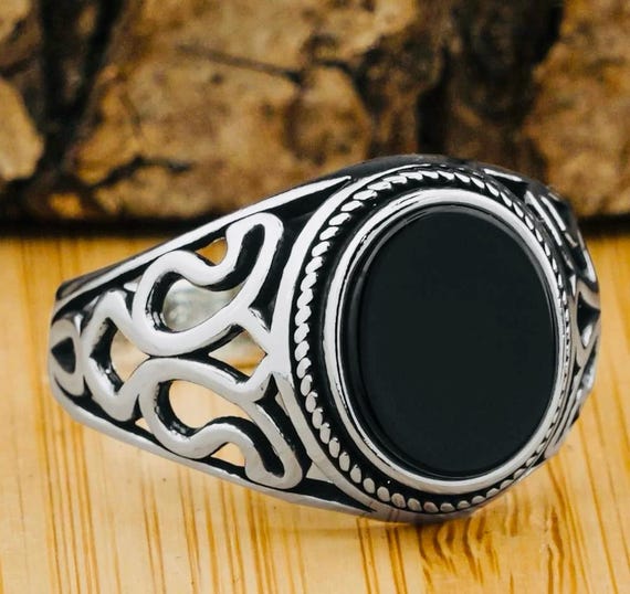 925 Sterling Silver Men’s Ring with Oval Black Onyx Stone – 6.4 g