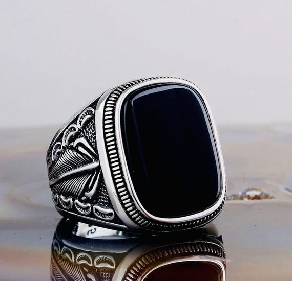 925 Sterling Silver Men’s Ring with Onyx Stone and Arrow Feather Design