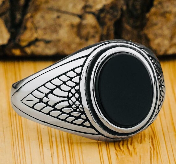 925 Sterling Silver Men’s Ring with Oval Black Onyx Stone – 7.3 g